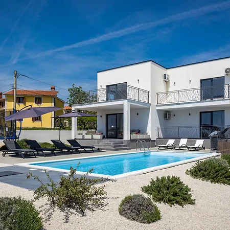 Angie In Istria For 10 Persons With Private Heated Pool & Kids Playground Vodnjan