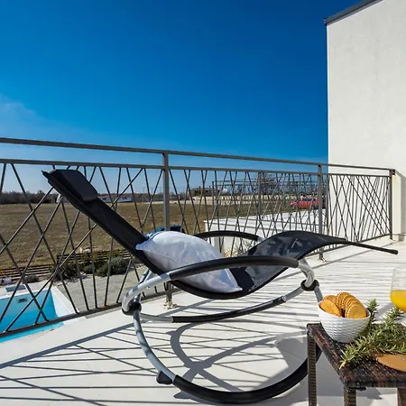 Angie In Istria For 10 Persons With Private Heated Pool & Kids Playground * Vodnjan