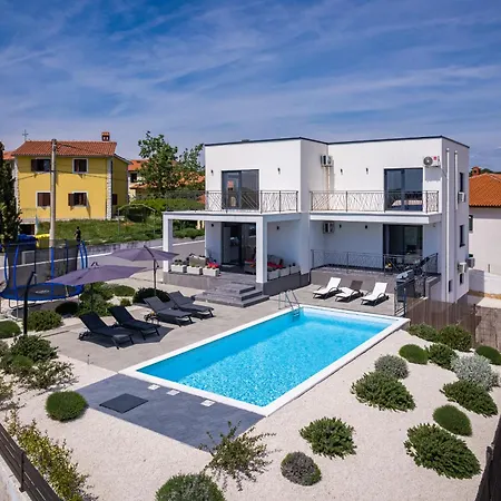 Angie In Istria For 10 Persons With Private Heated Pool & Kids Playground * Vodnjan