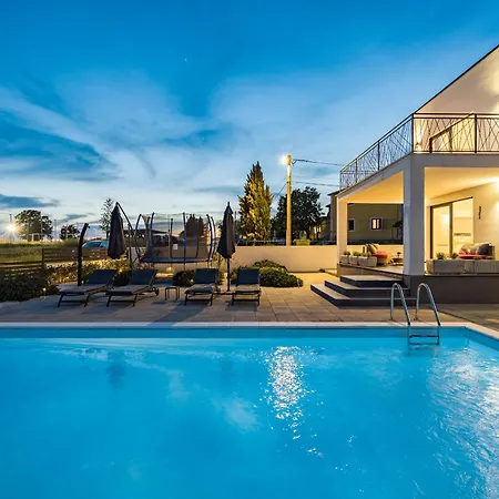 Angie In Istria For 10 Persons With Private Heated Pool & Kids Playground Vodnjan