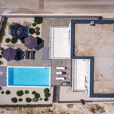 Angie In Istria For 10 Persons With Private Heated Pool & Kids Playground Vodnjan