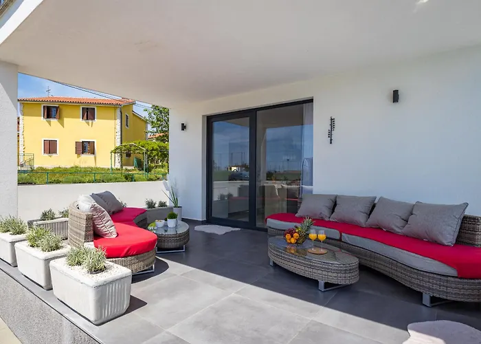 Angie Near Pula For 10 Persons With Private Heated Pool & Kids Playground Villa Vodnjan