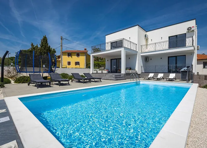 Angie Near Pula For 10 Persons With Private Heated Pool & Kids Playground *