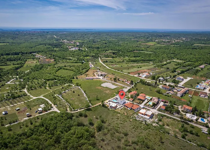 Angie Near Pula For 10 Persons With Private Heated Pool & Kids Playground